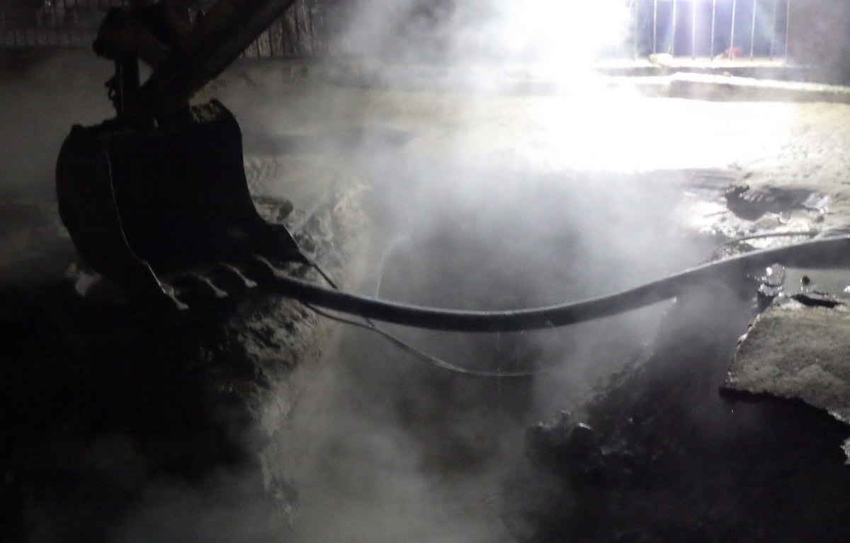 У Києві дівчина провалилася в яму з окропом і зазнала тяжких опіків / Фото: відкриті джерела